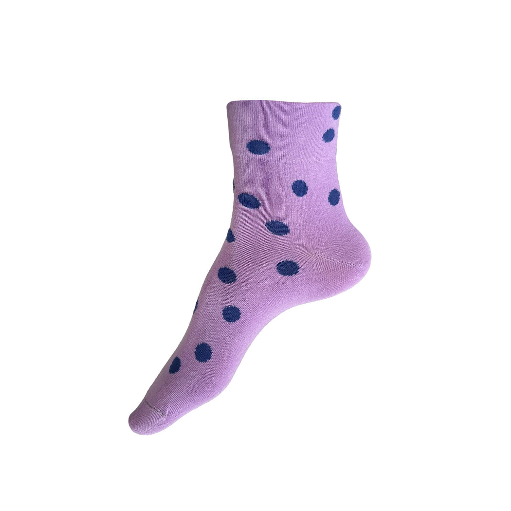 Made in USA women's cotton cuffless ankle (low) socks in light purple with blue polka dots