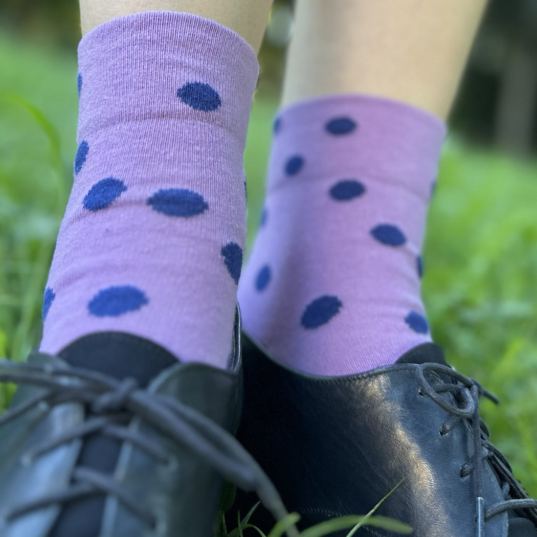 Made in USA women's cotton cuffless ankle (low) socks in light purple with blue polka dots